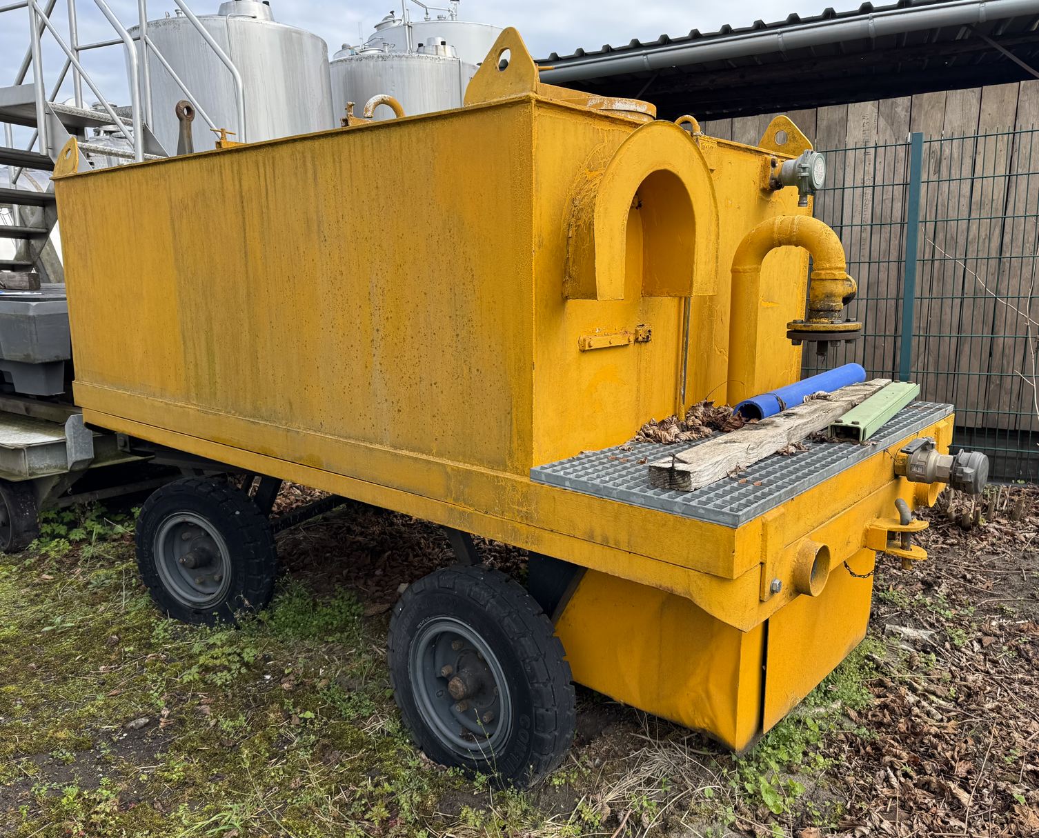 Stahltank mit Fahrgestell 2.500 Liter