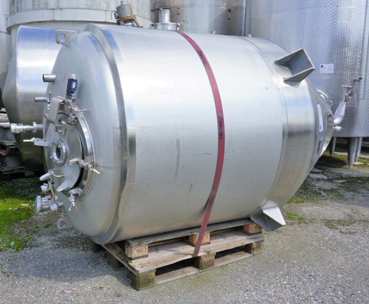 Behälter 3.000 Liter aus V2A isoliert