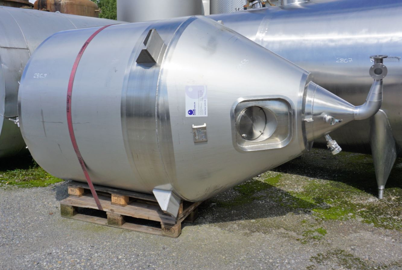 Behälter 3.000 Liter aus V2A isoliert