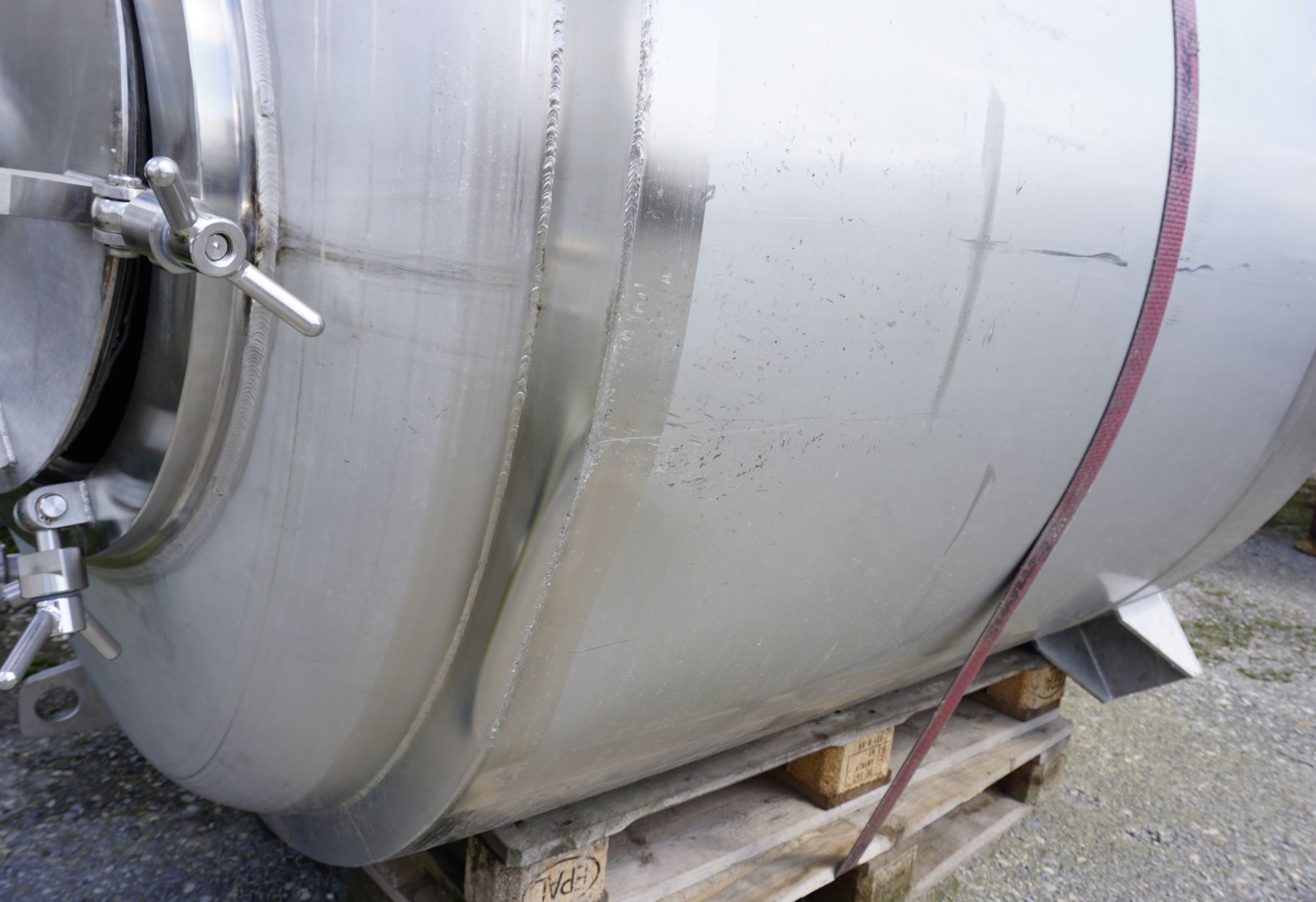Behälter 3.000 Liter aus V2A isoliert