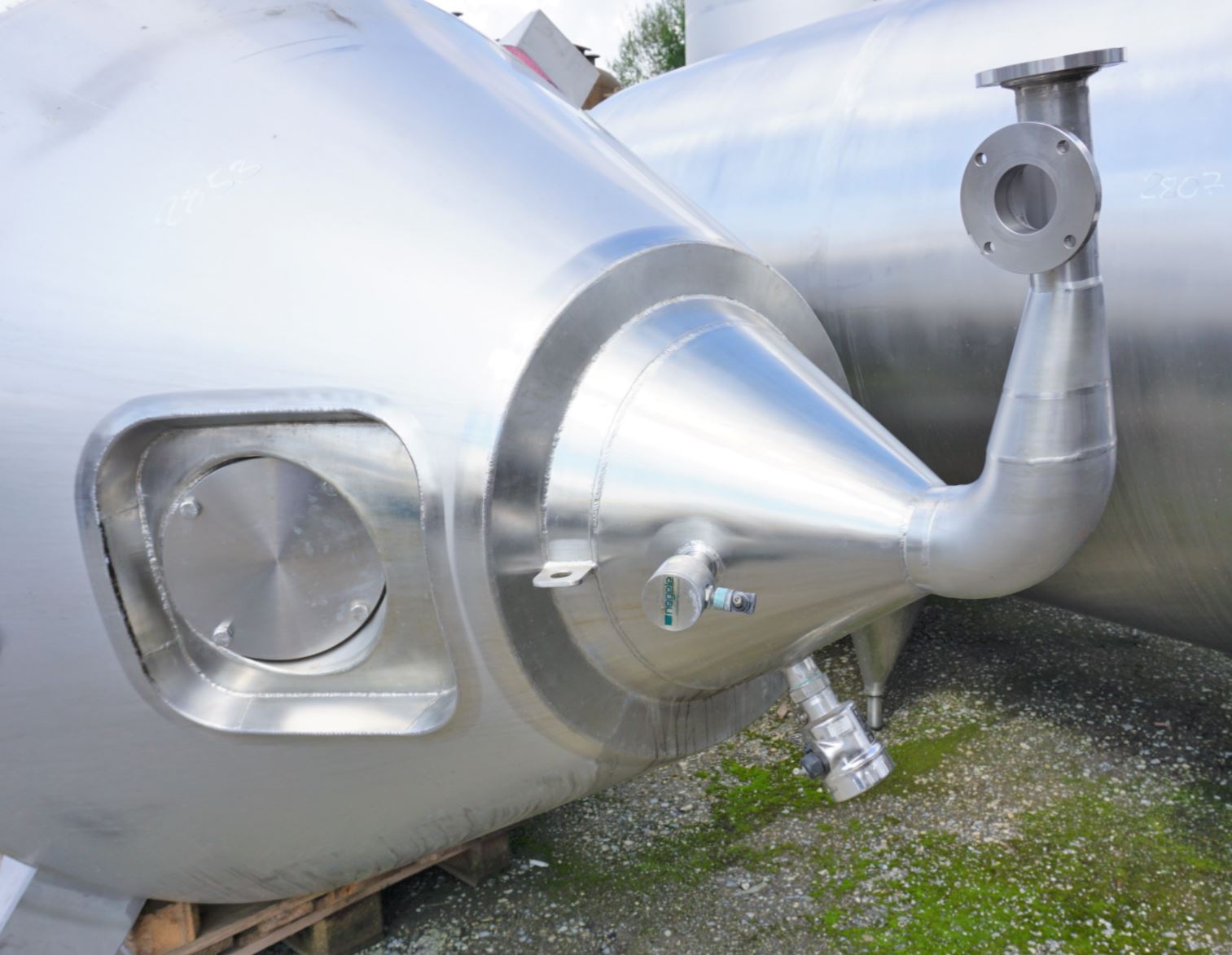 Behälter 3.000 Liter aus V2A isoliert