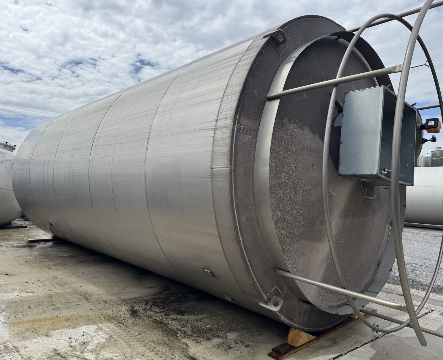 Behälter 60.000 Liter aus V2A, isoliert