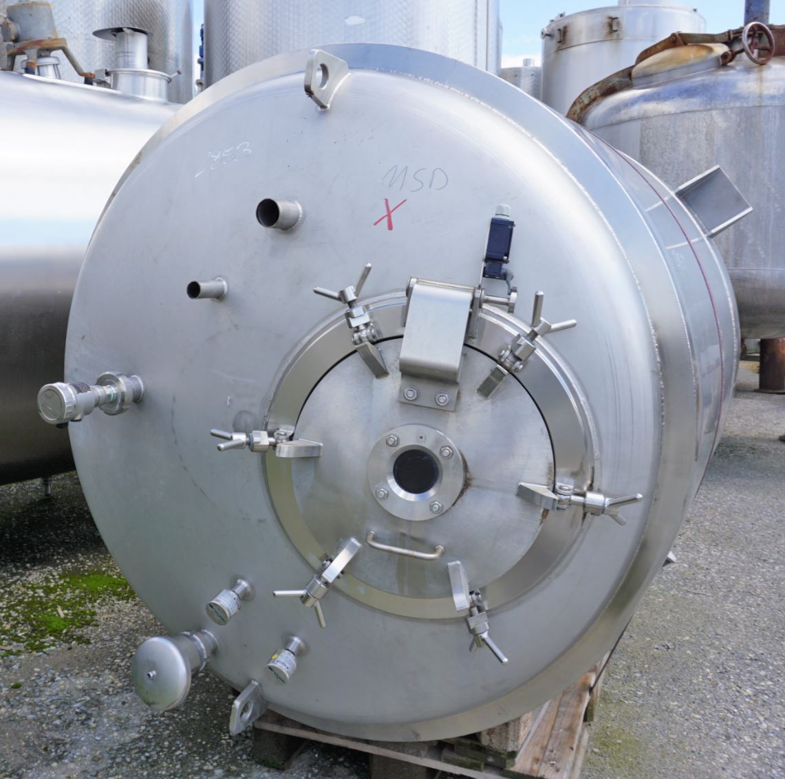 Behälter 3.000 Liter aus V2A isoliert